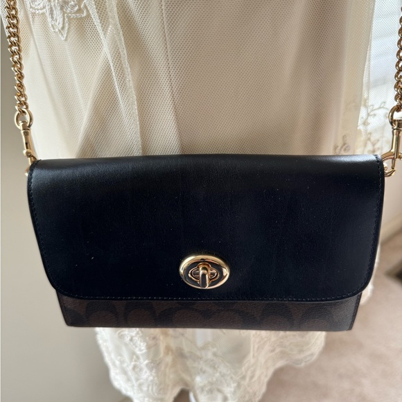 Coach Crossbody Wallet With Detachable Gold Chain - Like New Condition - Picture 11 of 15